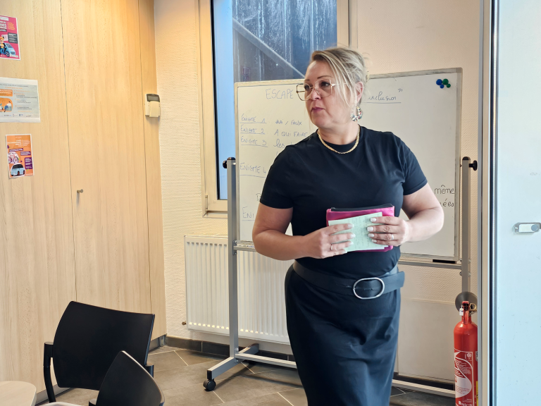 Marie-Line, référente handicap, anime l'escape game de sensibilisation au handicap au travail Indices et énigmes de l'escape game sur l'accompagnement des apprentis en situation de handicap