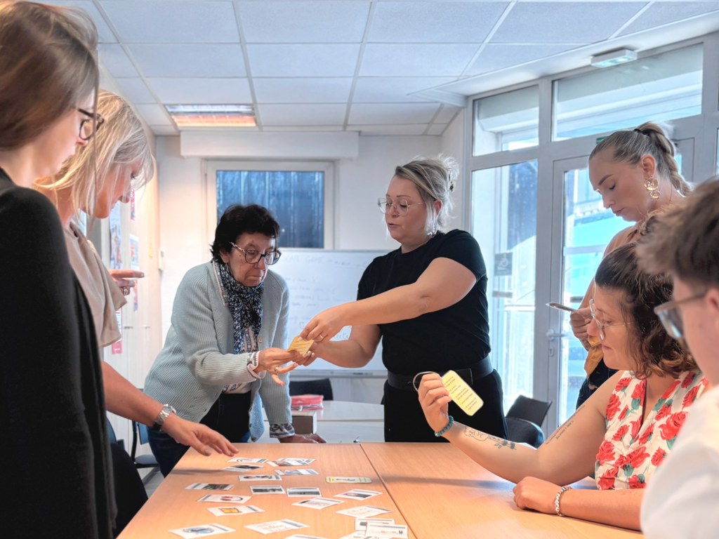 Membres de l'équipe associant profils d'apprenants et aménagements pendant l'escape game handicap